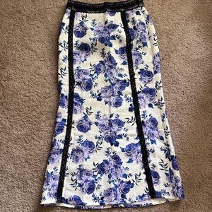 Chic Floral Pencil Skirt with Black Lace